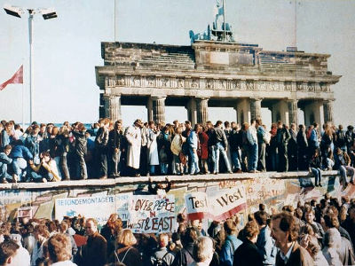 そして10日未明になると建設機械などが運ばれてきて物理的に「ベルリンの壁」は壊されていき、1990年10月3日に東西ドイツは統一を果たします。