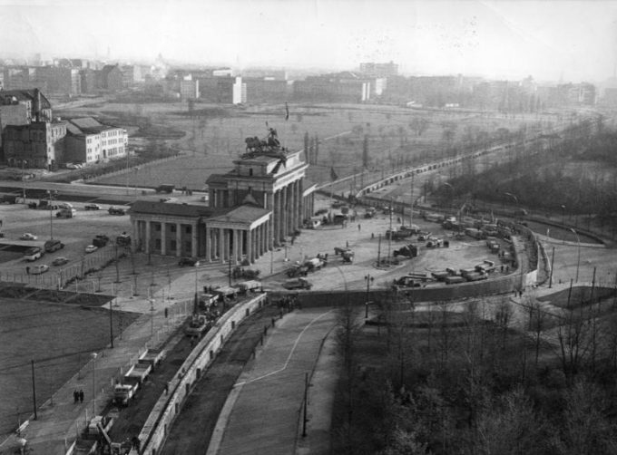 壁の前のブランデンブルク門。左側が東側で右側が西側である。（1961年）